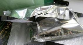 Teh uncang dimasukkan dalam aluminium foil nipis